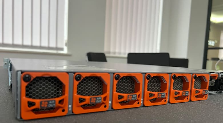 Juniper PTX10001-36MR — высокопроизводительное решение для современных сетевых сред фото 2